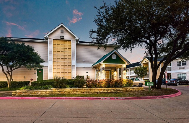 HomeTowne Studios By Red Roof Dallas - North Addison/Tollway