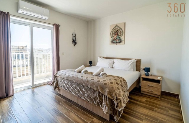 Homey 1BR home with Balcony in Heart of Malta!