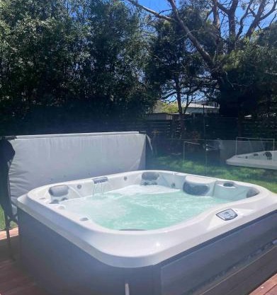 Homey Beach Cottage with Spa, walk to beach