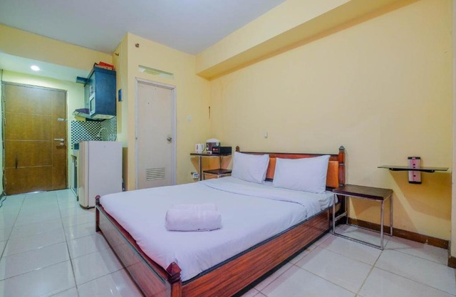 Homey Studio Apartment with Pool View at Bogor Valley By Travelio