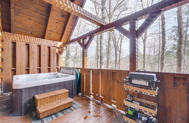 Honey Bear Pause: Rural Escape w/Porch & Hot Tub!