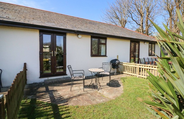HONEYSUCKLE COTTAGE, pet friendly, with pool in Bude