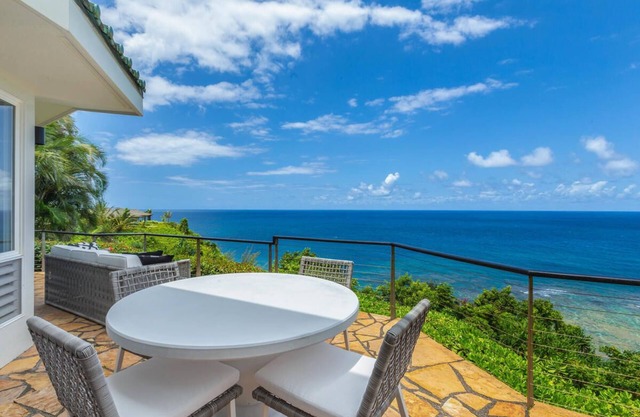 Honu Awa: Upscale Oceanfront Home w/Pool, AC & Cliffside Views