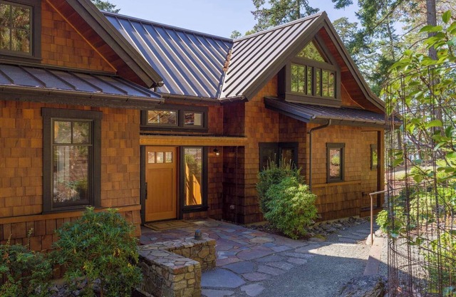 Hook's Nest-Magnificent Waterfront Luxe Home, Chef's Kitchen, Outdoor Fireplace, Close to Adventure