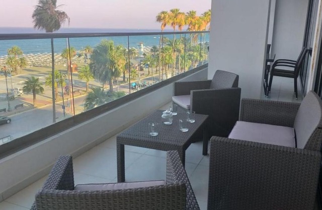 Horizon Luxury Suite at Finikoudes Beach 301