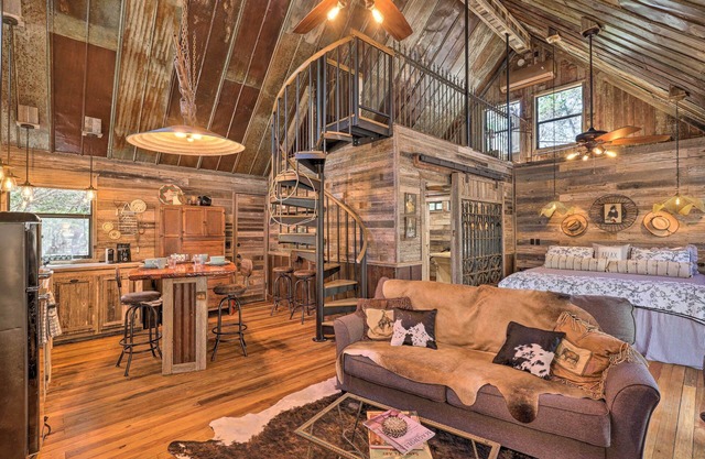 'Horse Thief Inn' Cabin Retreat w/Deck & Hot Tub!