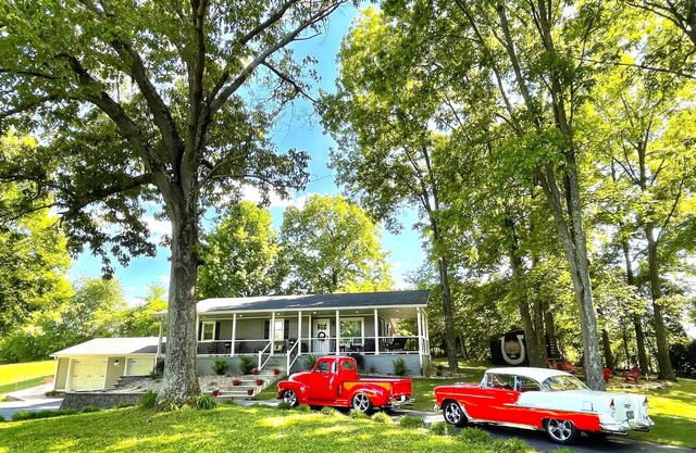 HorsePower Theme! 2-Car Garage. 3 mi to I-65. Fire pit. Ping Pong. Family Games!