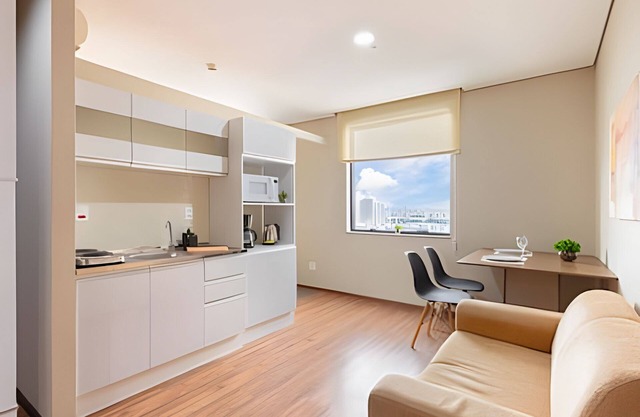 Hospedez - Spacious apartment w/cupboard location 1802