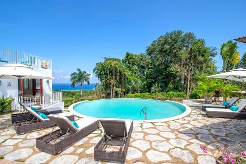 Hospitality Expert HALF HILL Pool Beach