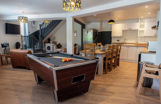 Hosta House - Cotswold's Cosy 5 Bed Home - Pool Table - Near Canal