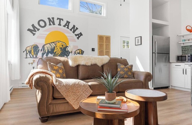 Hot Tub 4 Baths Montana Themed + Bike to Downtown