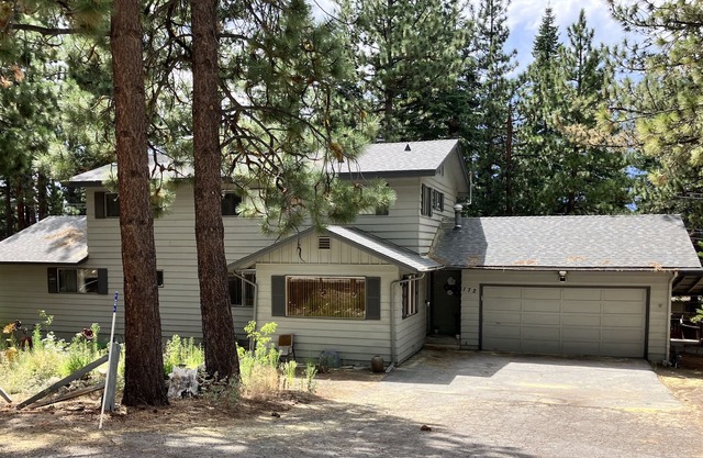 Hot tub and game room less than one mile to Stateline and Downtown