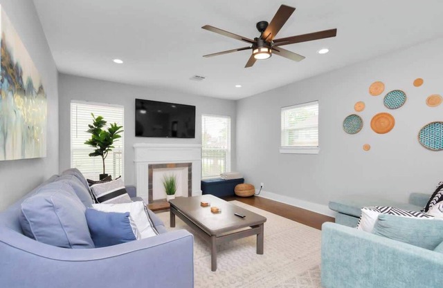 HOT TUB! + Close to Downtown & Med Center