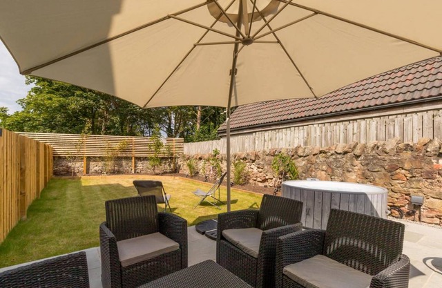HOT TUB Entire 3 bed, Penthouse, East Lothian Luxury Apartment w/Gdn & Hot Tub