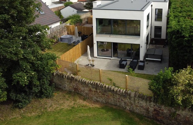 -HOT TUB- Entire 10 bed East Lothian luxury retreat, garden + hot tub, sleeps 22