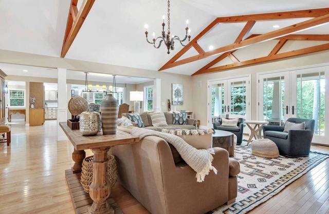Hot Tub, Great Living Space - Fairbanks Haven