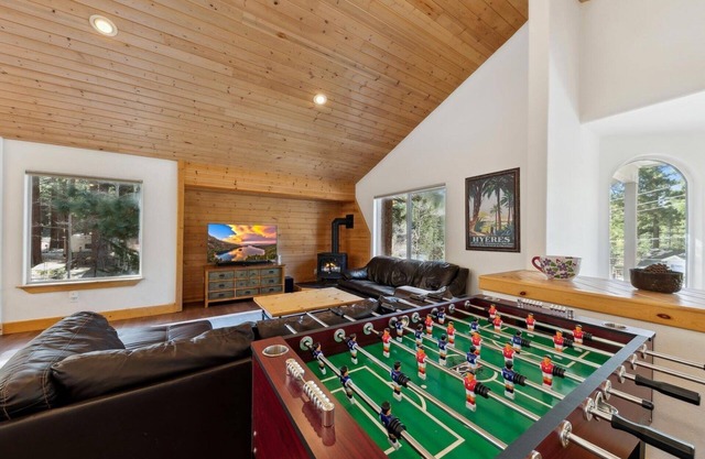 Hot Tub, Pool+Foosball Tables, 10 Beds, Walk-to-Hiking, Near Heavenly and Lake, Air Conditioning
