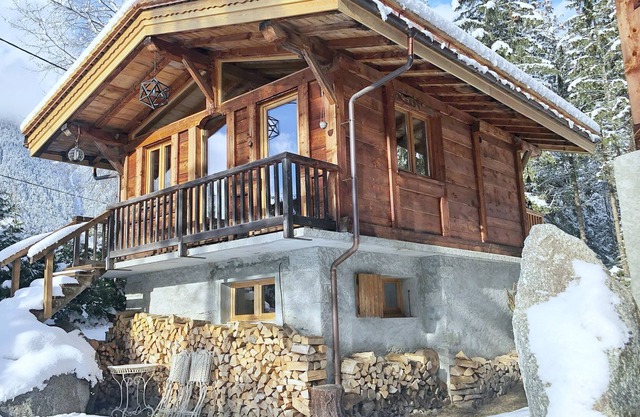 Hot tub & sauna, log fire, near ski lift & village, great views