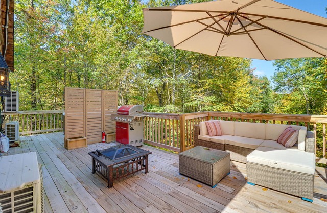 Hot Tub & Sauna: Secluded Pocono Getaway!
