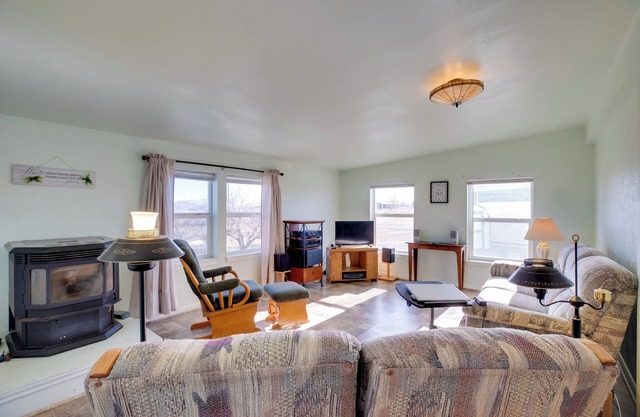 Hot Tub & Screened Porch: Getaway in Montrose!