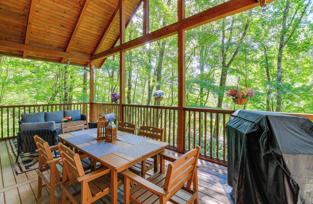Hot Tub & Views: 'Nature's Hideaway' in Zionville