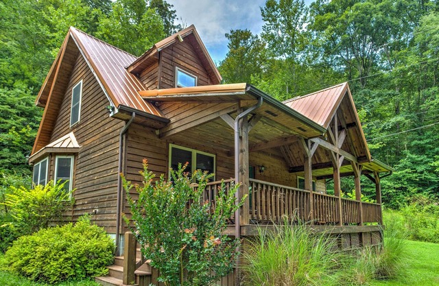 Hot Tub, WiFi, Waterfront - Family Cabin - Brookside - Red River Gorge, Kentucky!