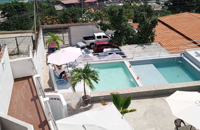 Hotel 10 minutes from the airport shuttle airport 24 hours breakfast included