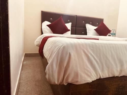 Hotel Anand Palace - Top Rated ! Most Awarded ! Lift ! Family Friendly ! Budget Friendly