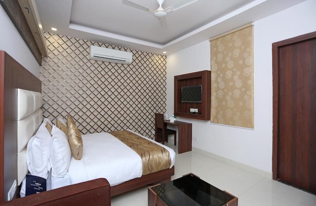 Hotel Arch - Beautiful Double Room Near Aerocity in New Delhi