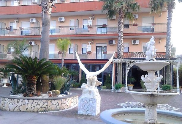 Hotel Happy Days