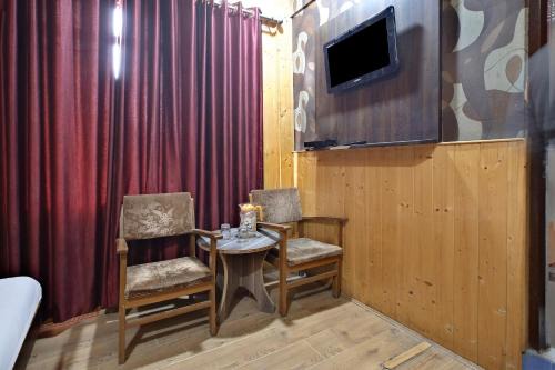Hotel O Azad