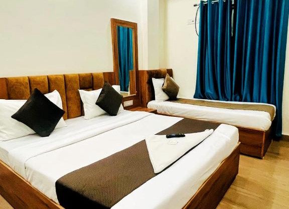 HOTEL RAJ - Near Railway Station