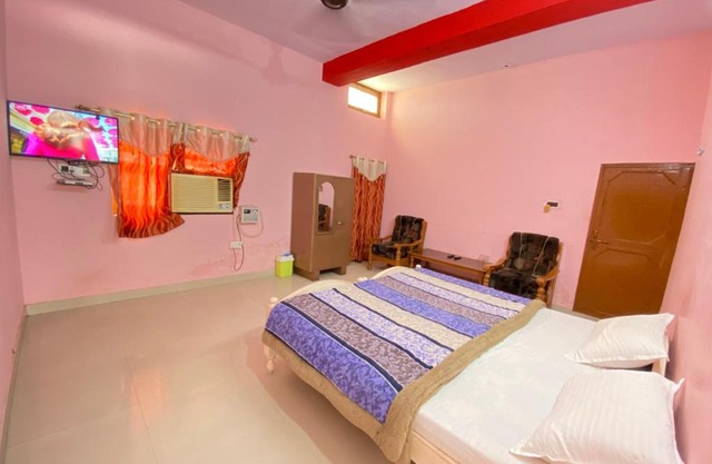 Hotel Shri Mahant Orchha 5 mint Walking from Ram Raja Temple