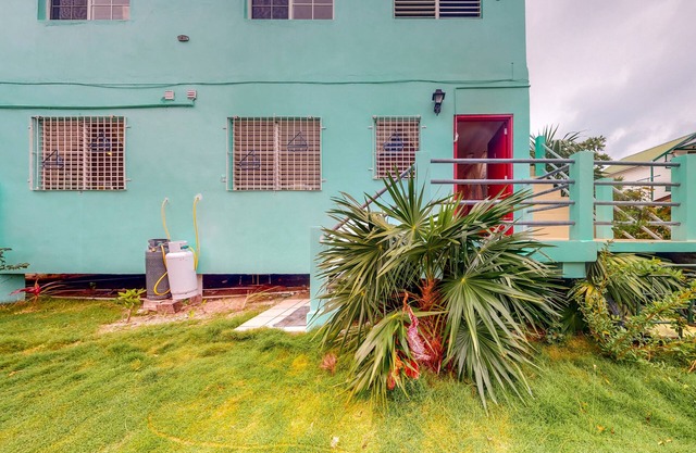 Hotel-style studio with kitchen, picnic area, free bikes, WiFi & partial AC