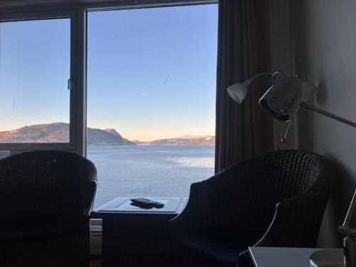 Hotellrom med sjø utsikt