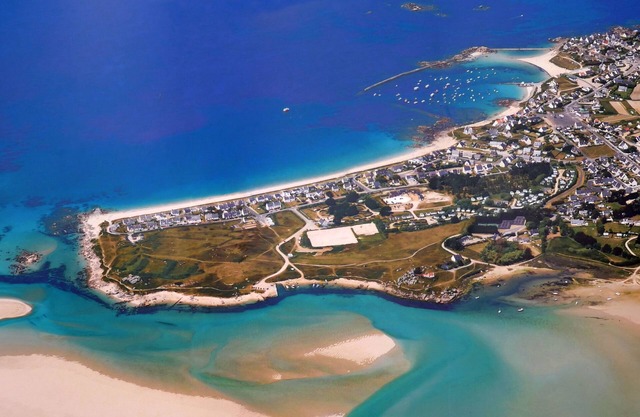 House 100m from the sea and sandy beaches, small sea view, enclosed garden
