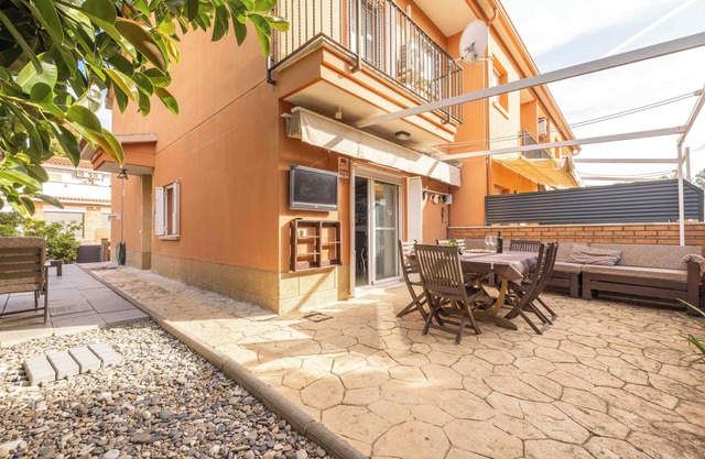 House 150 meters from the beach, swimming pool, barbecue and wallbox for electric cars.