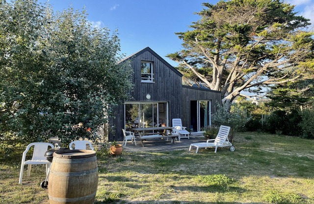 House 30m from the sea in the dune on a fenced, wild and wooded lot