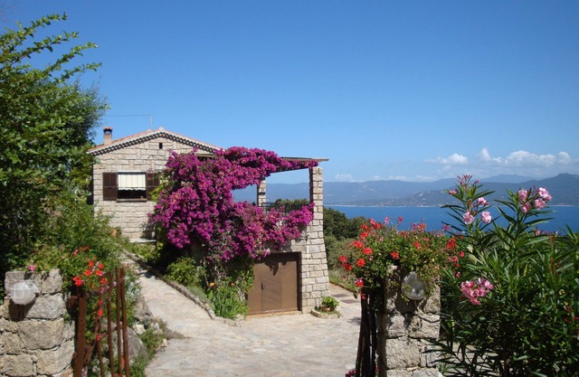 House 4 persons, panoramic sea and mountain view, very quiet, 4km from the beach