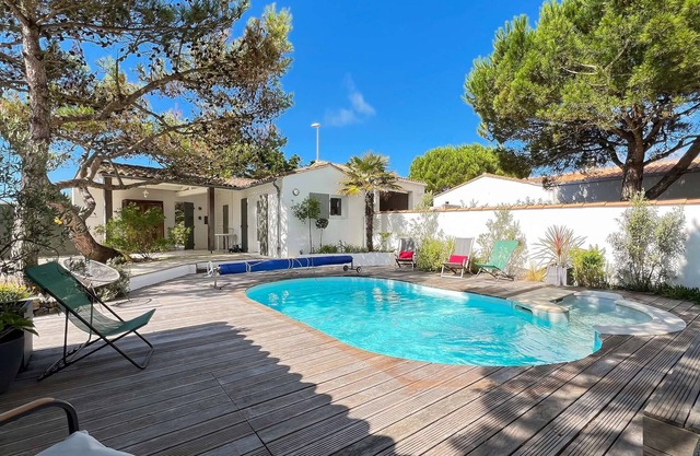House and annex with pool near beach and dune