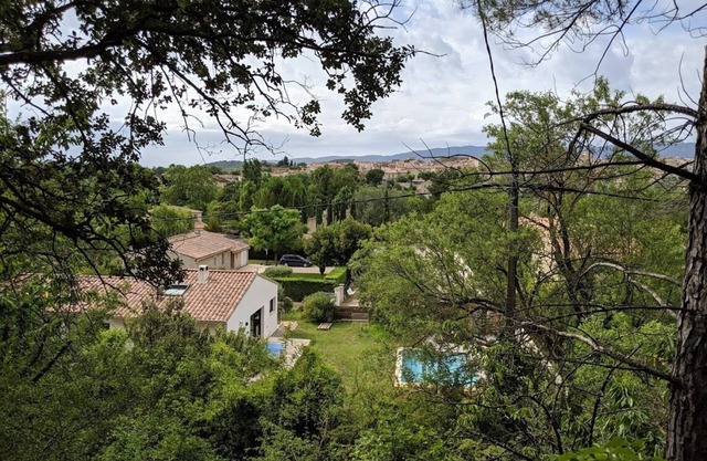 House at the foot of the Luberon 160 m2 at the edge of the forest with swimming pool