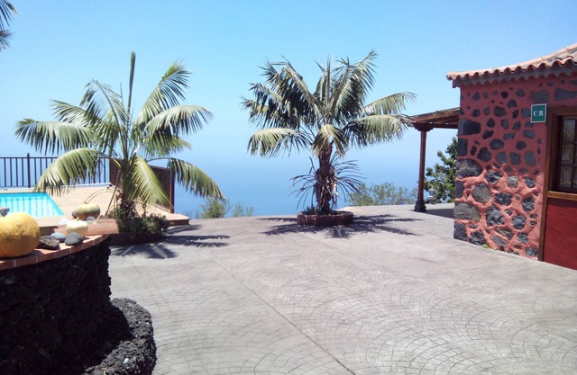 HOUSE BEAUTIFUL SEA AND MOUNTAINS ALAS