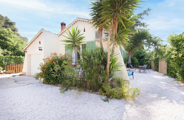 House between sea and greenery