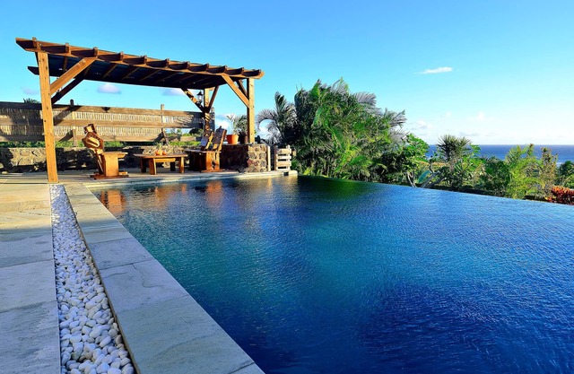 House + bungalow facing the ocean, idyllic setting.