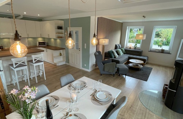 House by the lake with garden, hot tub & fire pit