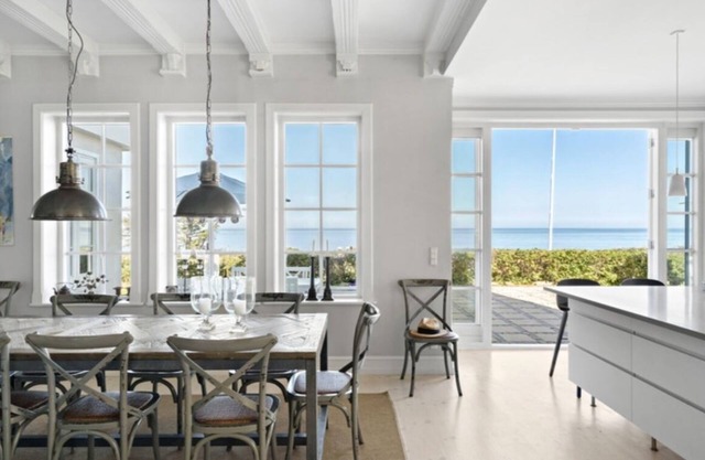 House directly by the sea. A lovely house for the whole family.