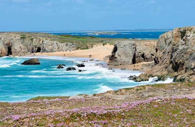 House facing the sea, foot in the water, breathtaking sea view, beach 10 meters.