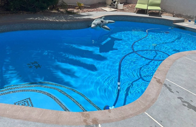 HOUSE FOR A BIG FAMILY SWIMING WITH POOL AND RV PARKING.