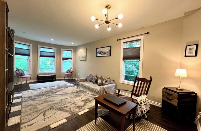 House for rent minutes from the falls, white walker walk andmore attractions