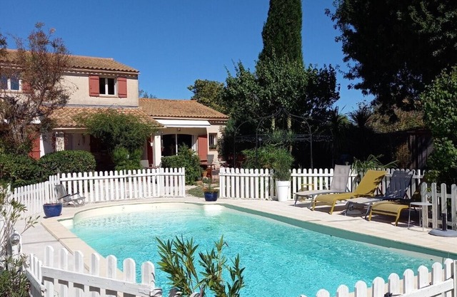 House/Villa - Entraigues sur sorgue ,near Avignon,with flowers and trees
